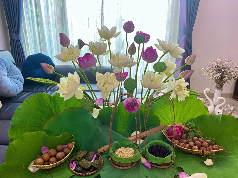 Mẹ Việt cắm trăm bình hoa mỗi năm, tự tìm niềm vui mỗi ngày mà không cần quà cáp - 12
