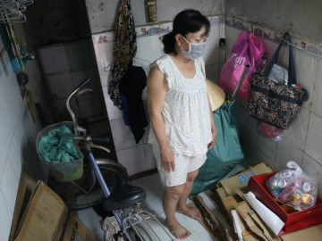 Giữa Sài Gòn, có những người mẹ, người bà đơn độc, không quà, không hoa ngày 20/10