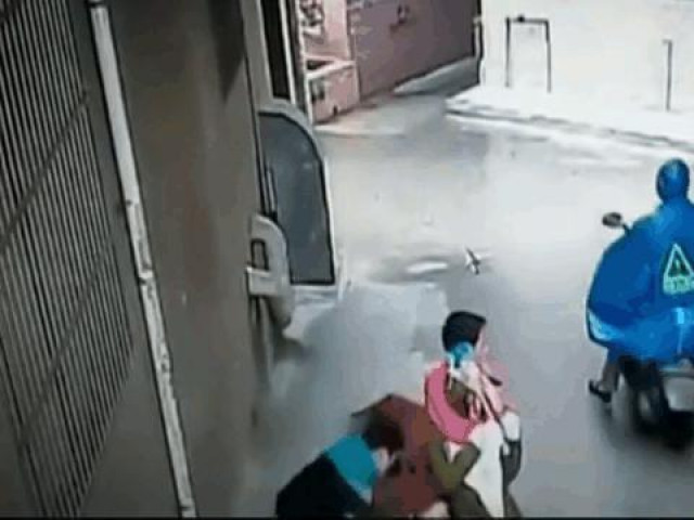 Clip Eva - Clip: Cô gái bị 2 người đàn ông khống chế, cướp túi xách giữa đường