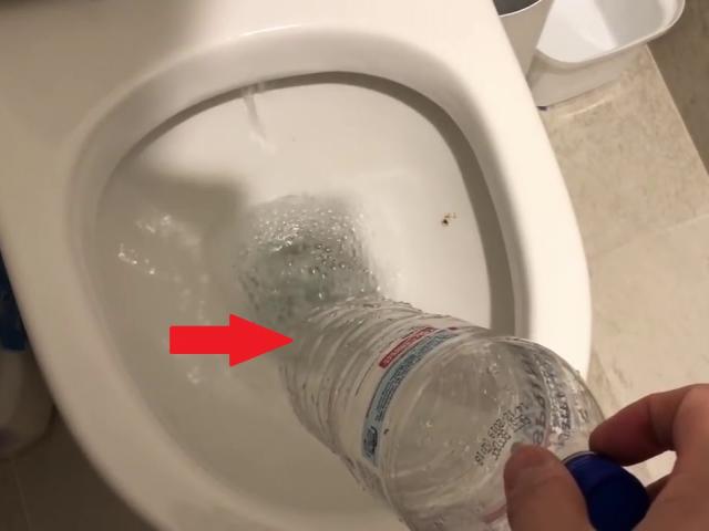 Nhà vệ sinh bị tắc?  Chỉ cần sử dụng 1 chai nhựa và 5 phút để làm điều này