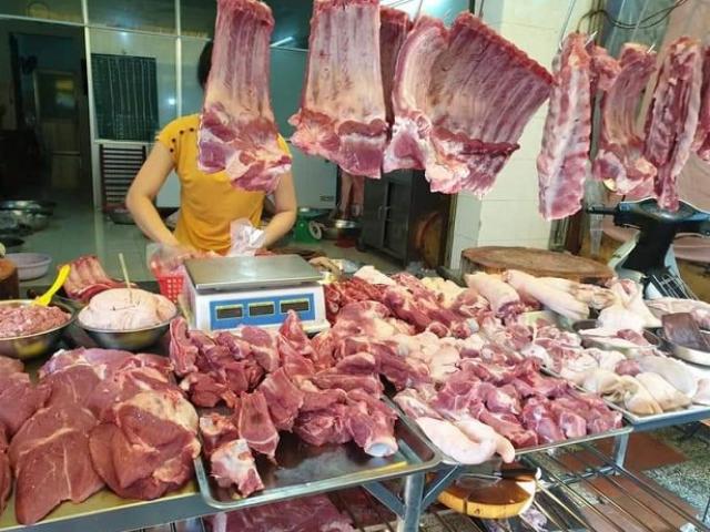 Thịt lợn chợ quê giảm giá một nửa, chị em đặt cả con gửi lên phố chia nhau