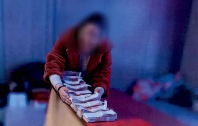 Bà Cao Li thường xuyên khoe khoang sự giàu có trên mạng.