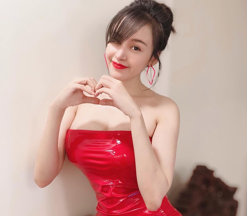 Bà Tưng (Lê Thị Huyền Anh) là một trong những hot girl Việt sở hữu nhan sắc xinh đẹp cùng phong cách thời trang vô cùng quyến rũ. Ở tuổi 28, cô nàng luôn "đốt mắt" dân tình với những hình ảnh cực nóng bỏng. 

