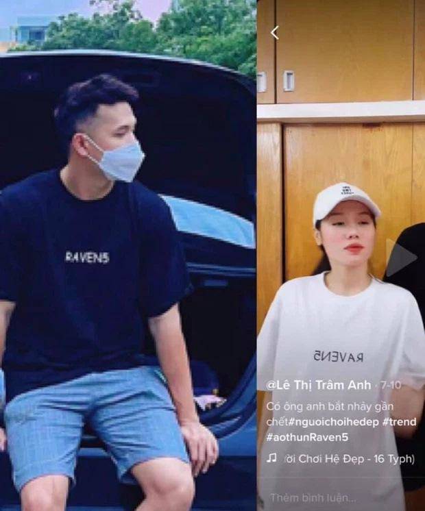 Mới đây, dân mạng phát hiện cả 2 diện cùng một mẫu áo giống nhau, chỉ khác về màu sắc.