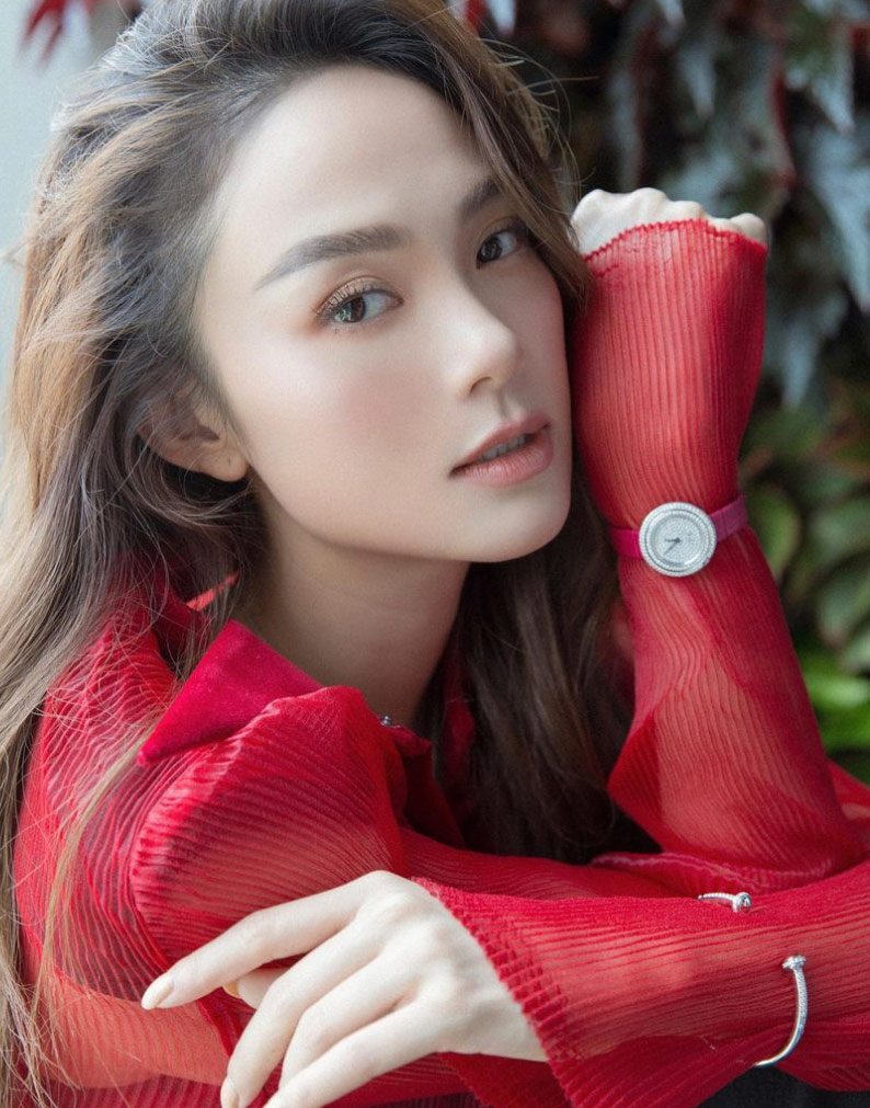 Giọng ca Người vô hình sở hữu lượng fan đông đảo, là người tình quốc dân rất được yêu mến bởi tài năng và sự xinh đẹp.