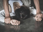 Tin tức - Chứng kiến gã trai xông vào tận nhà cưỡng hiếp con gái, người mẹ có hành động kinh hoàng