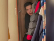 Tin tức - Bắt được thợ sửa ống nước trốn trong tủ quần áo, chồng tra hỏi vợ và cái kết ngã ngửa