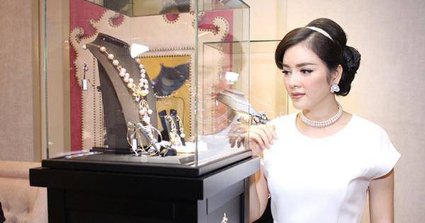 Lý Nhã Kỳ thường xuyên diện trang sức đá quý mỗi khi xuất hiện, với trị giá lên tới cả trăm ngàn USD mỗi bộ.