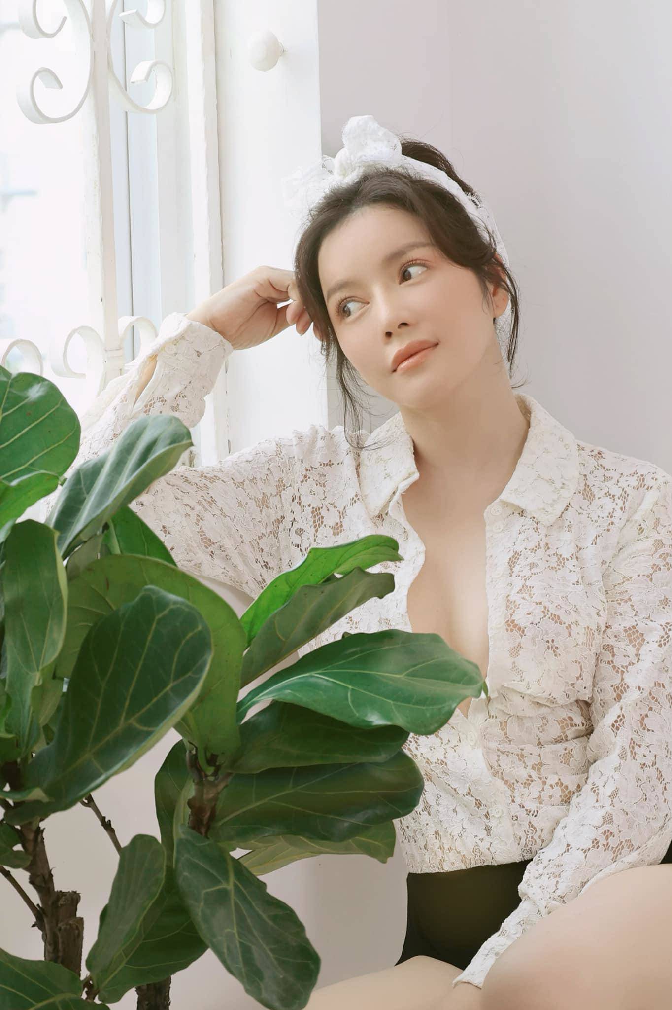 Lý Nhã Kỳ dành thời gian chăm chút nhà cửa, đọc sách và làm việc online cùng các đối tác.  