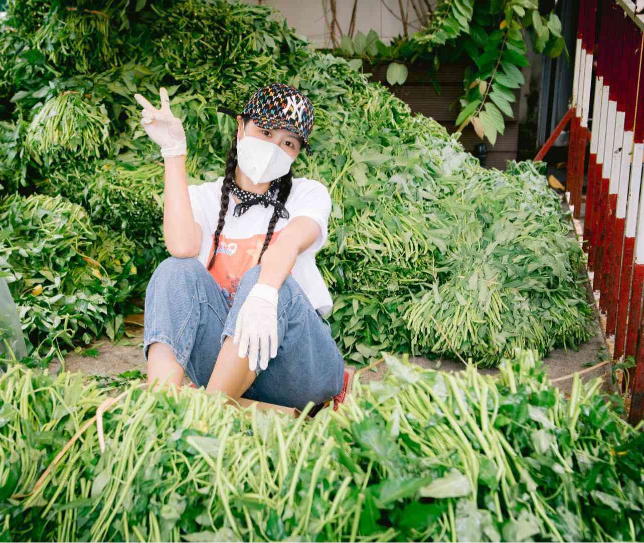 Ngoài việc đi chợ, đi siêu thị mua đồ rồi ship cho người dân, Nam Thư cũng tham gia công việc khác 