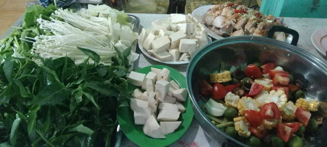 Những ngày Hà Nội se lạnh, chị Huệ không ngần ngại tặng thêm thực phẩm cho mỗi đơn hàng đặt từ trong tuần, với mong muốn, tăng thêm thu nhập ngày cuối tuần. Ảnh: NVCC