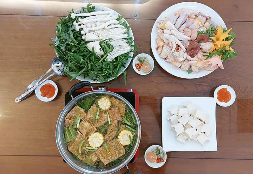 Một set lẩu gà được chị Thủy chuẩn bị cho khách hàng ngày cuối tuần. Ảnh: NVCC