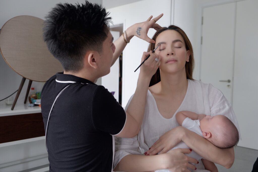 Hồ Ngọc Hà từng sinh đôi cặp nhóc tì trong điều kiện thiếu tháng. Do đó, cô lại càng phải chăm bẵm các con cẩn thận hơn. Trong 1 lần, có lẽ vì con đòi mẹ mà cô vừa phải ôm bé vào lòng, vừa để chuyên gia tút tát lại gương mặt.