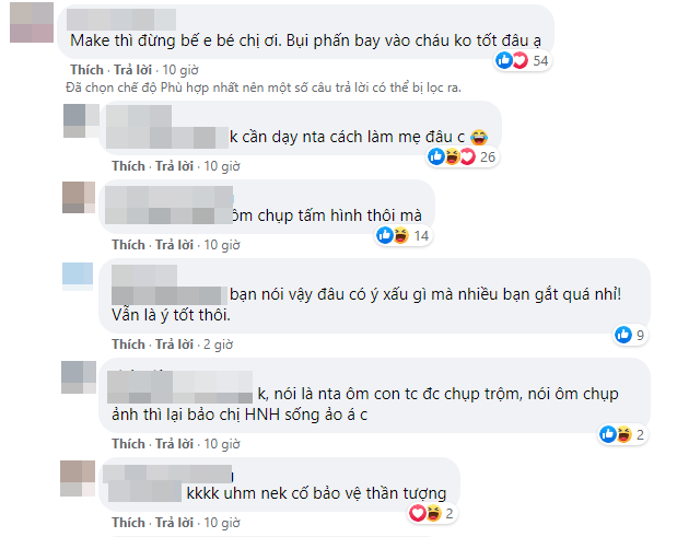 Dân tình thẳng thắn góp ý Hồ Ngọc Hà: Make thì đừng bế em bé chị ơi. Bụi phấn bay vào cháu không tốt đâu ạ. Tuy nhiên, nhiều người lại phản bác rằng, không ai yêu và hiểu bé bằng mẹ nên cho rằng, số đông đã quá gay gắt.