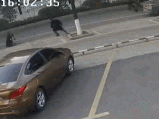 Clip Eva - Clip: Cướp ví ngay trước mặt cảnh sát, người đàn ông nhận kết đắng