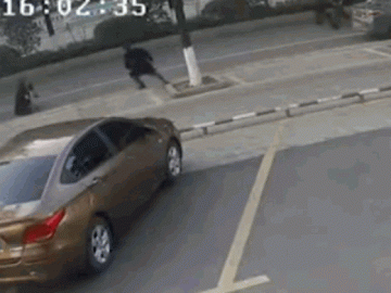  Clip: Cướp ví ngay trước mặt cảnh sát, người đàn ông nhận kết đắng 