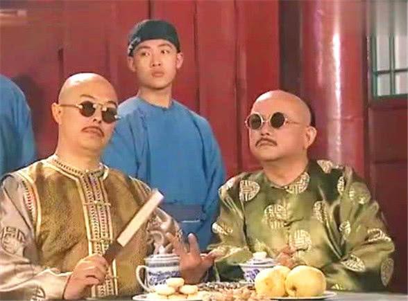 Cung Hoàng đế có gì thì phủ Hòa Thân có cái đó (một tạo hình phim cổ trang Tể tướng Lưu gù). Ảnh minh họa.