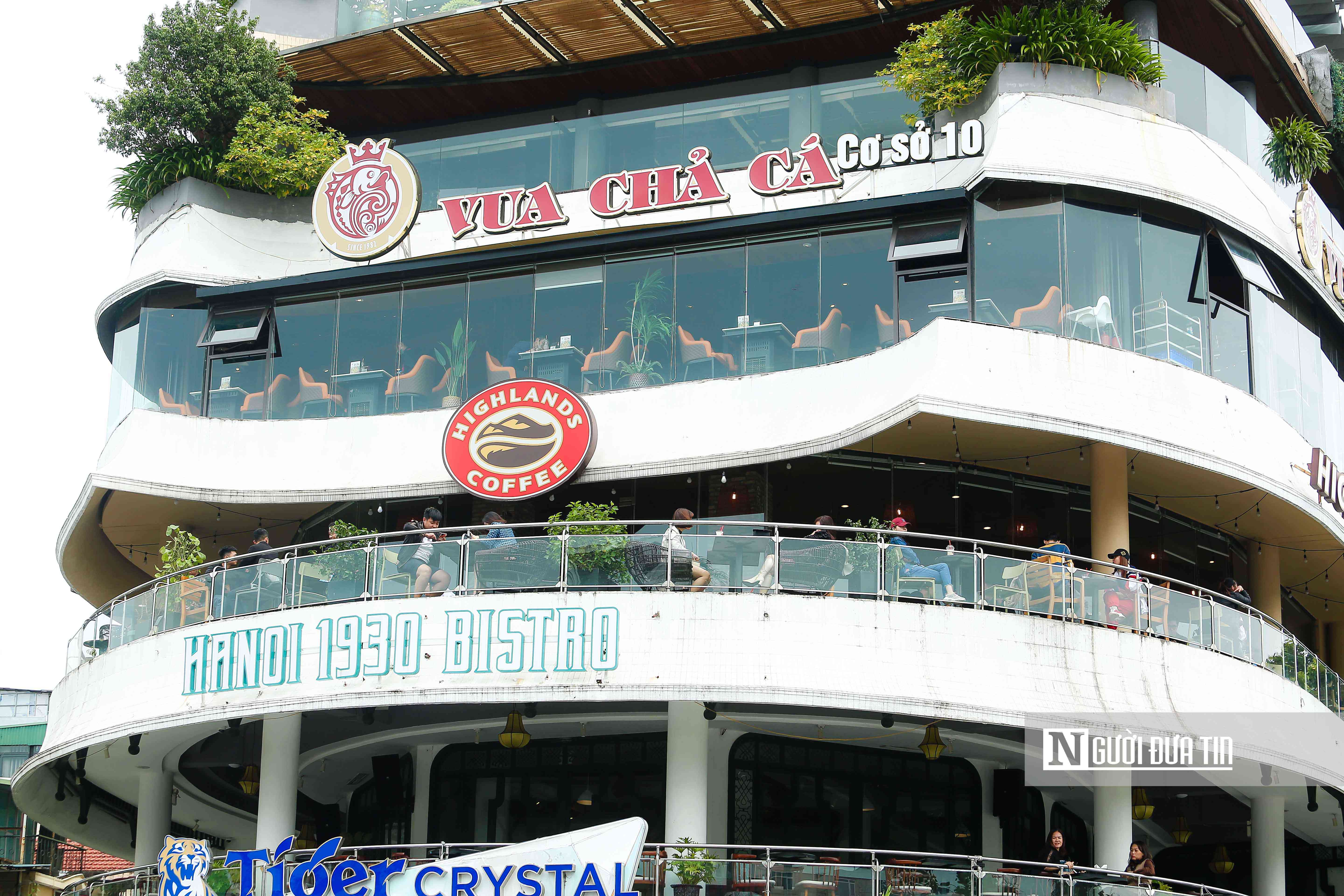 Hiện nay, Tp.Hà Nội đã cho phép các nhà hàng, cơ sở kinh doanh dịch vụ ăn, uống (trừ các cơ sở kinh doanh rượu bia, bia hơi) được phép kinh doanh được phép kinh doanh, phục vụ tại chỗ. Tuy nhiên, theo quy định các cửa hàng sẽ không được phục vụ quá 50% chỗ ngồi và phải đảm bảo khoảng cách hoặc có vách ngăn/tấm chắn, chủ cơ sở và nhân viên phải được tiêm 2 mũi vắc-xin phòng Covid-19; yêu cầu khách hàng thực hiện nhgiêm việc quét mã QR.