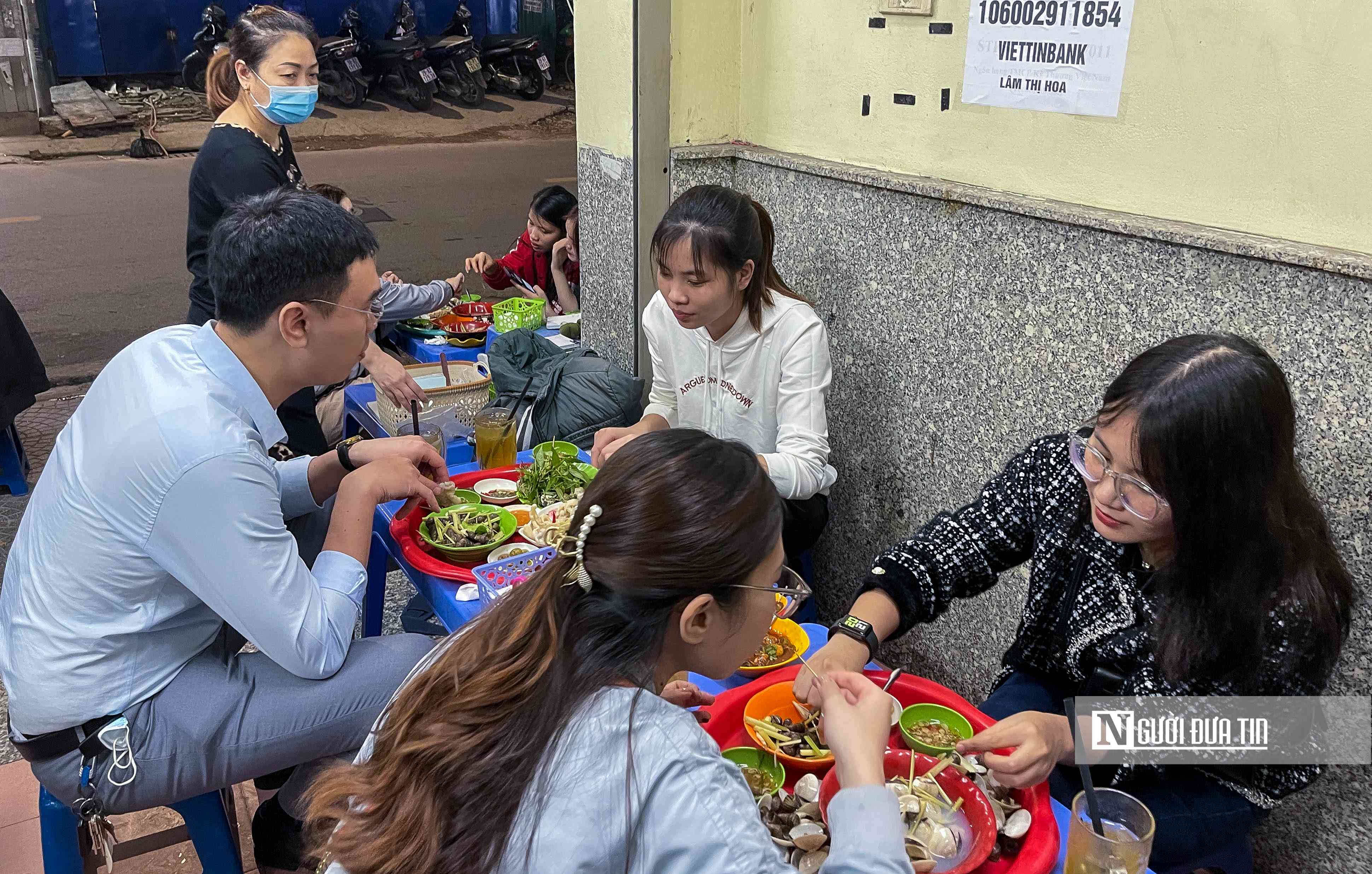 Ghi nhận của PV tối ngày 23/10 (thứ Bảy), các cửa hàng kinh doanh phục vụ ăn, uống đều trở nên đông đúc, tấp nập người dân qua lại dịp cuối tuần.