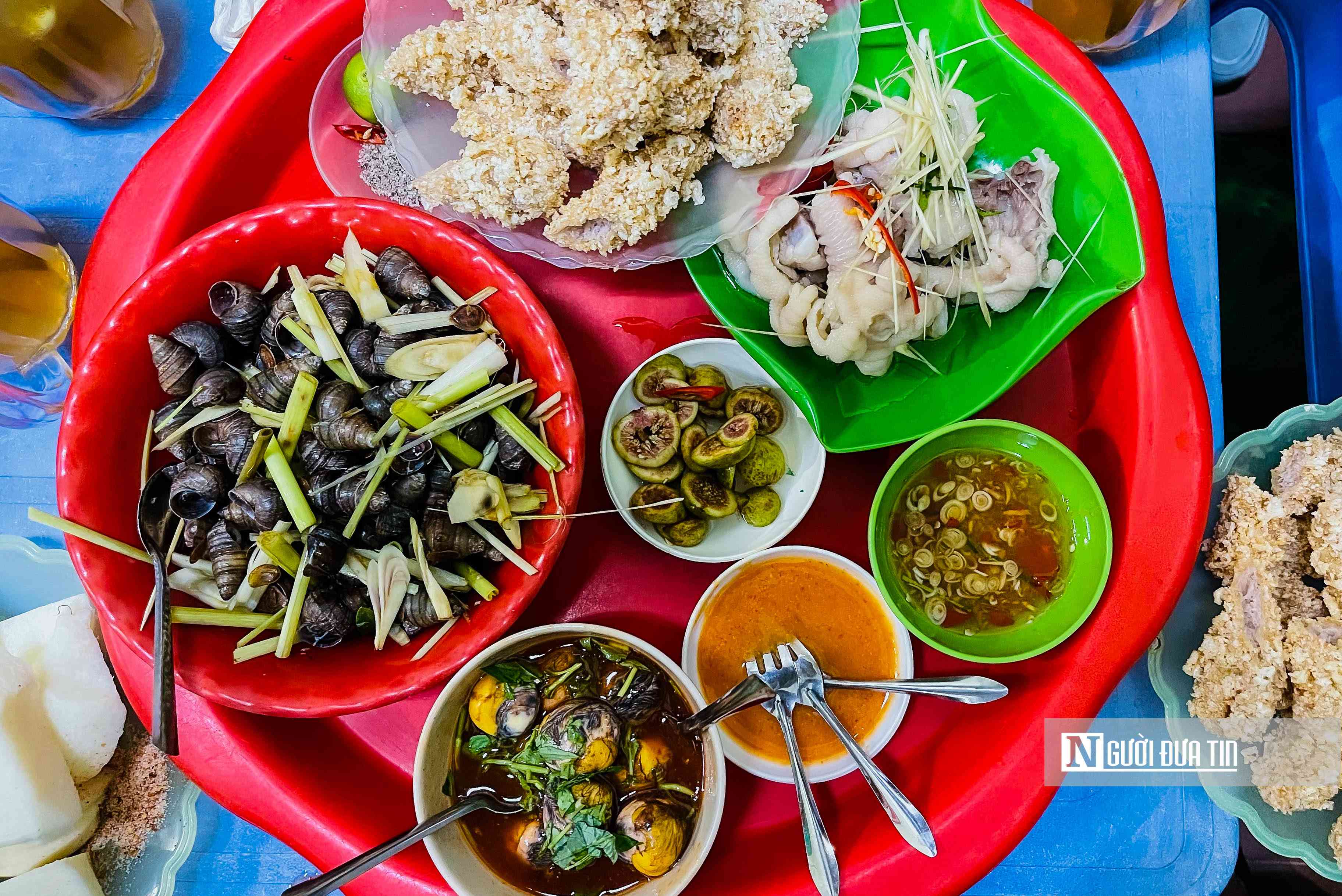 Theo chia sẻ của nhiều bạn trẻ, món ăn vặt đặc trưng của mùa sẽ lạnh Hà Nội như ốc luộc, trứng cút lộn, nem chua rán...là những cửa hàng được lựa chọn nhiều nhất.