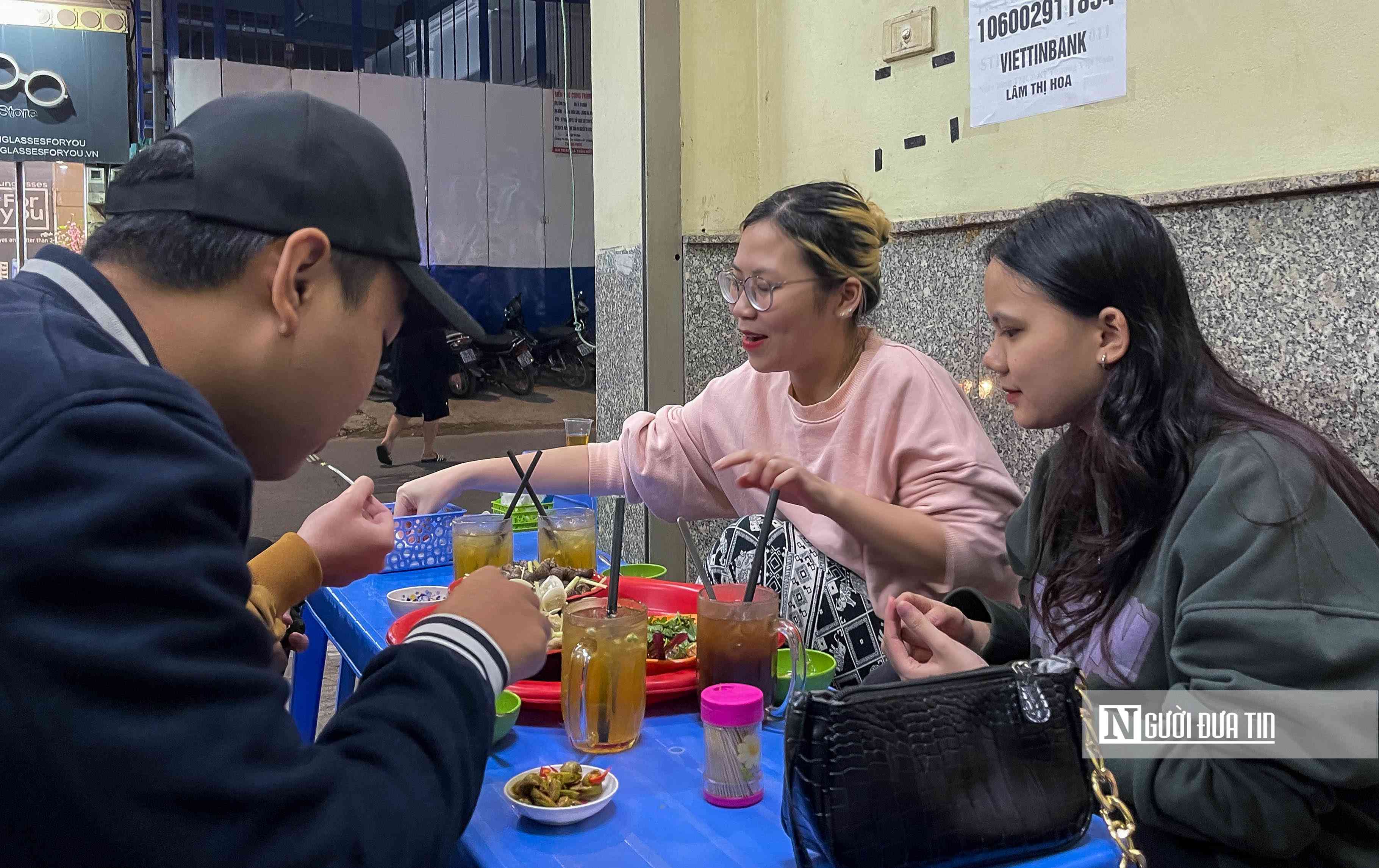 Theo quan sát của PV, phần lớn các cửa hàng đều tuân thủ quy định của Thành phố chỉ phục vụ 50% khách so với trước đây.