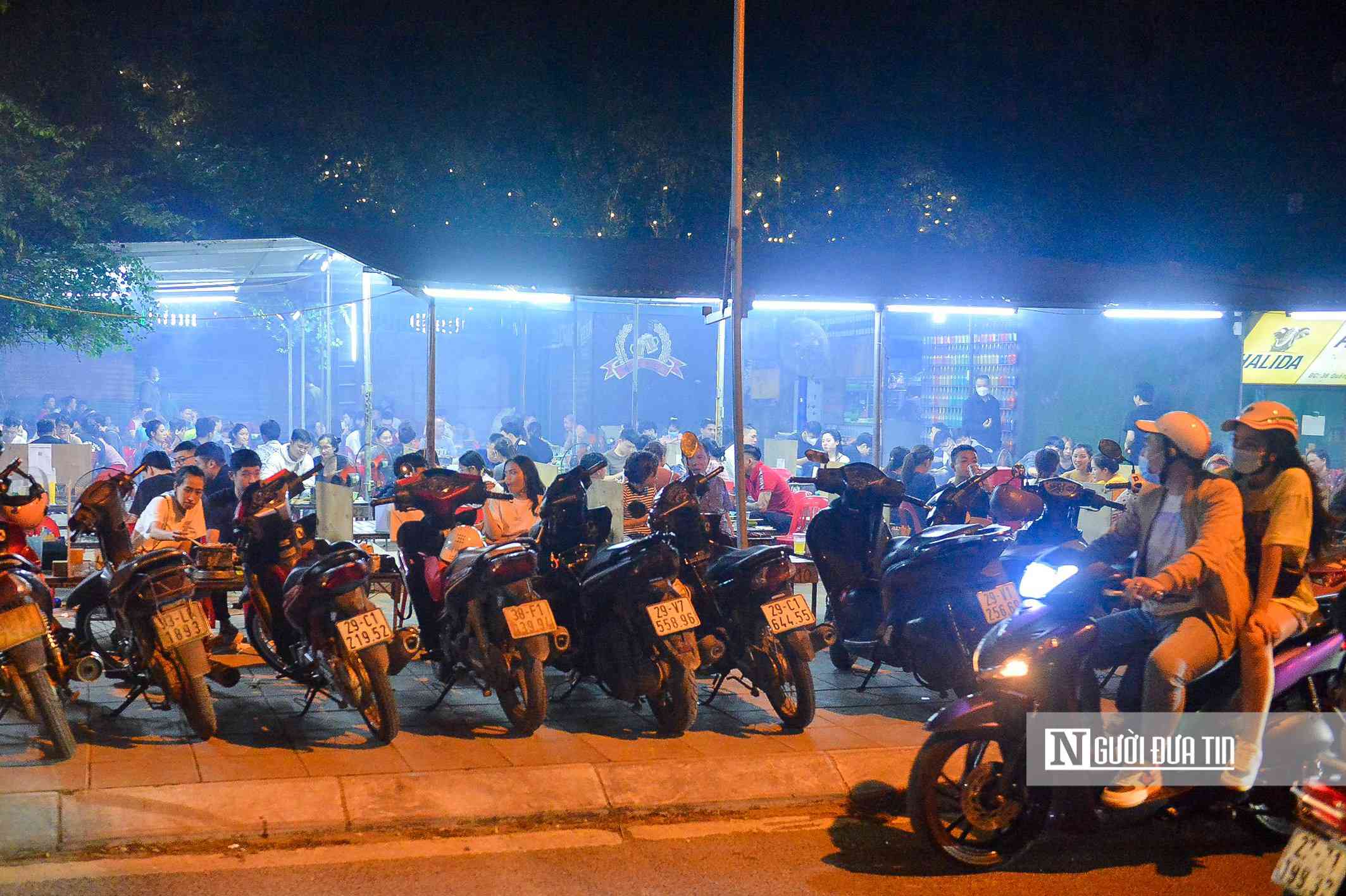 Theo quan sát của PV, ngoài các hàng quán phục vụ đồ ăn vặt thì các quán lẩu, nướng trở thành địa điểm yêu thích của nhiều người dân Thủ đô giữa thời tiết se lạnh.