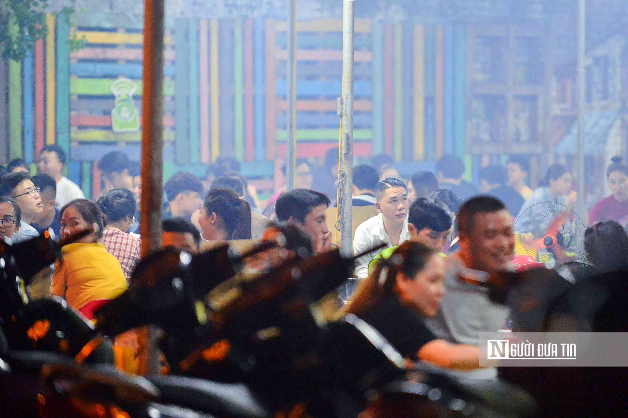 Tuy nhiên, một số quán ăn có lượng khách khá đông vượt quá quy định phục vụ 50% khách hàng của Thành phố gây mất an toàn trong phòng, chống dịch Covid-19.