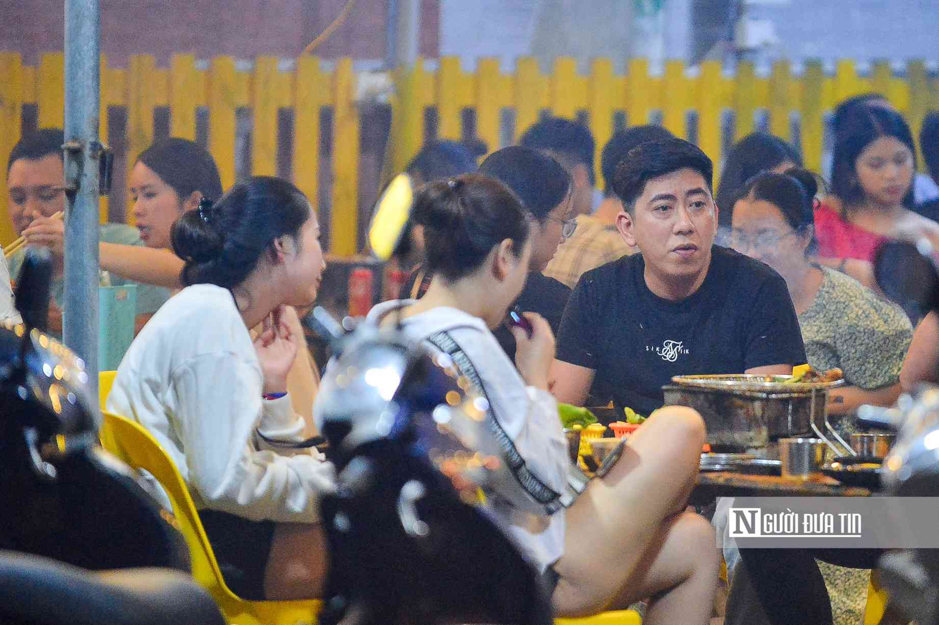 Khách hàng ngồi san sát nhau bỏ qua khuyến cáo giãn cách của chính quyền Thành phố.