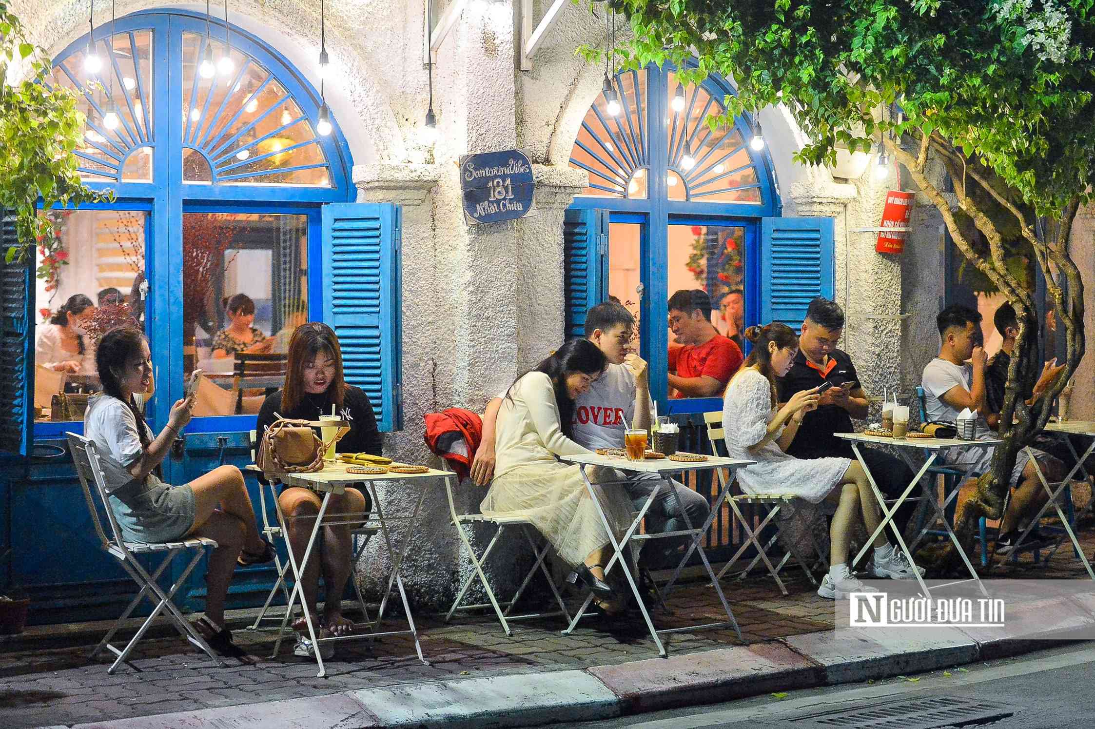 Hàng quán Hà Nội cuối tuần đông đúc như chưa hề có dịch - 11