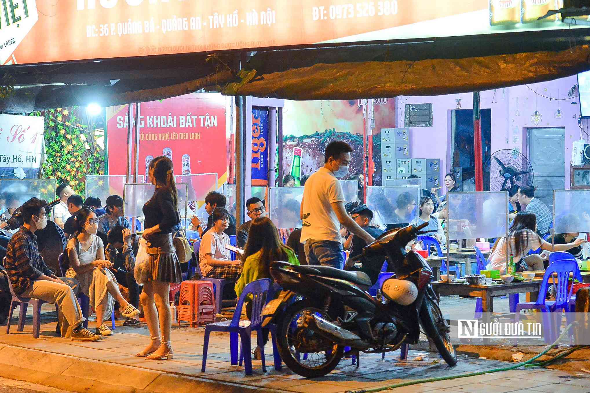 Thậm chí nhiều cửa hàng còn để cho hành khách ngồi tràn ra vỉa hè.