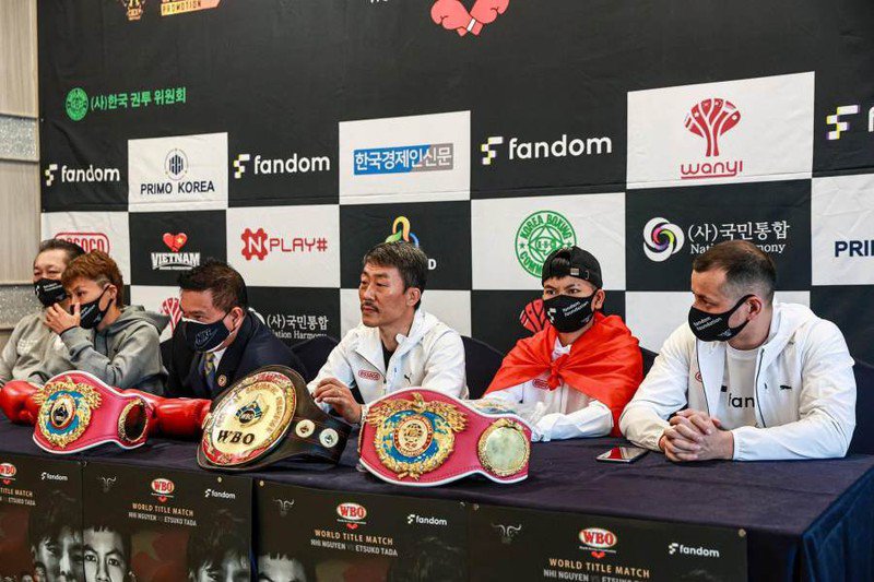 Vẻ ngoài khá ngầu nhưng Thu Nhi (thứ hai từ phải sang) lại rất hiền từ, sở hữu một giọng nói ngọt ngào.