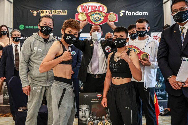 Thu Nhi (phải) và Etsuko Tada tại buổi cân đo trước trận tranh đai vô địch.