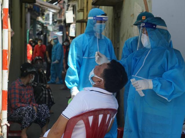 COVID-19 24/10: Một địa phương phát hiện hàng trăm F0 trong cộng đồng, nhiều chùm ca bệnh liên quan chợ