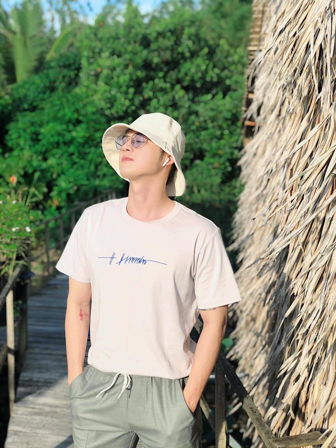 Phong cách trẻ trung, thu hút của nam ca sĩ khi đã ngoài 30.