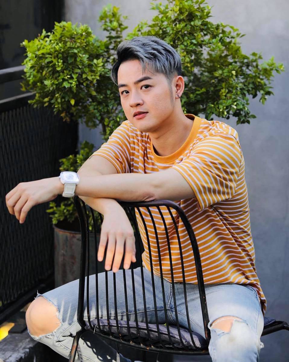 Nam ca sĩ trẻ trung bất ngờ dù ở hàng 3 của tuổi tác.