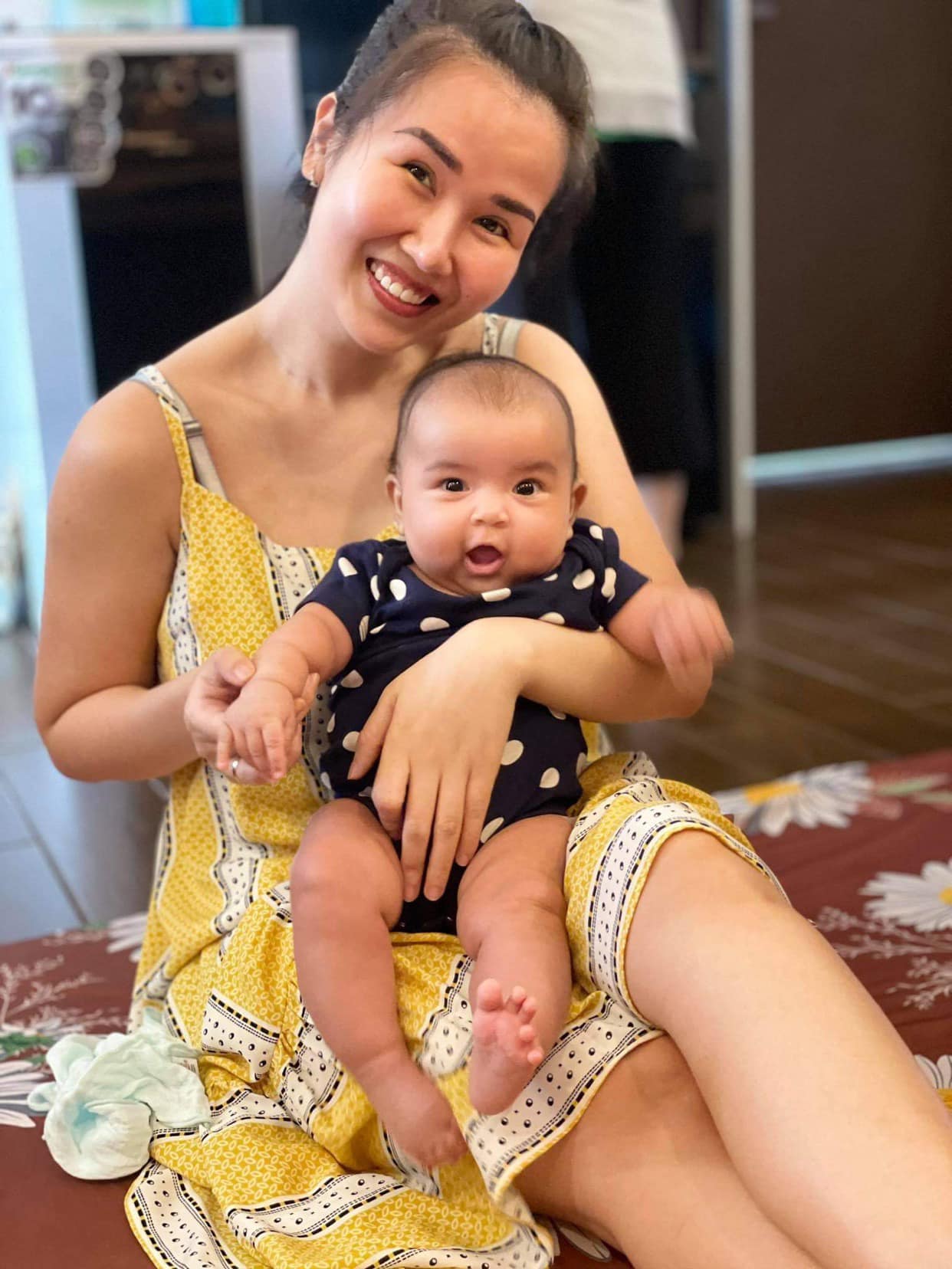 Biểu cảm đáng yêu của bé Moon khi chụp ảnh cùng mẹ. 