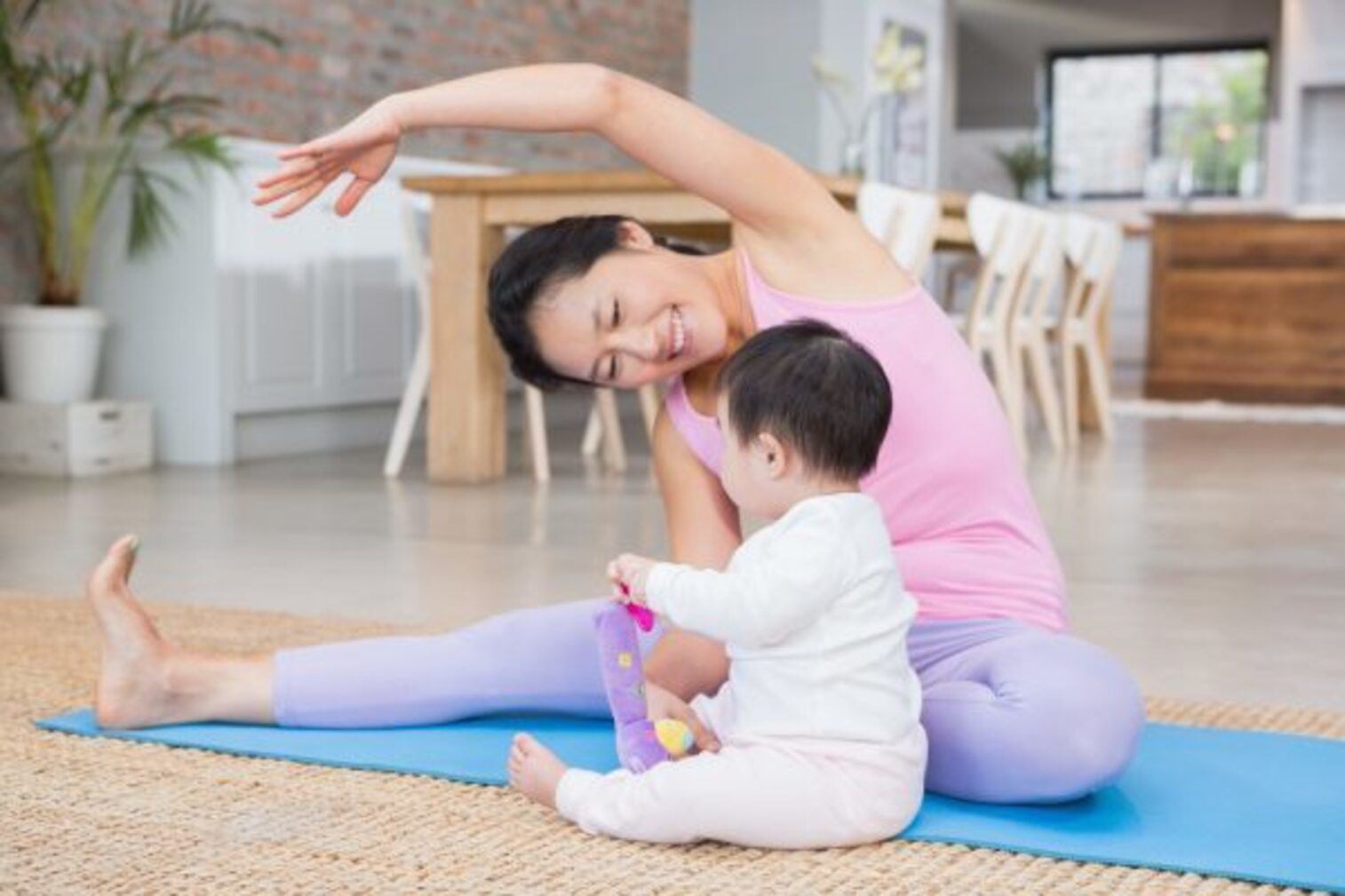 Nàng cũng có thể thực hiện tập thể dục với bé vào thời gian rảnh rỗi.