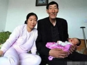 Bà bầu - Người đàn ông "khổng lồ" lấy vợ cao bằng nửa, nhìn con sinh ra nhiều người lo lắng