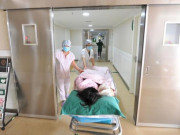 Bà bầu - Đang cười nói với chồng, 9X bỗng hét toáng lên, ai cũng bàng hoàng khi nhìn xuống váy