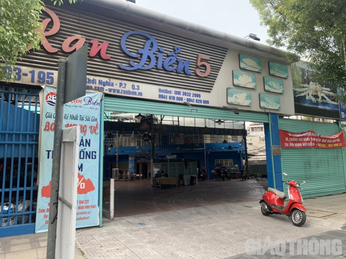 Nhà hàng Rạn Biển, trên đường Nam Kỳ Khởi Nghĩa (quận 3), rục rịch dọn dẹp mở cửa đón khách.