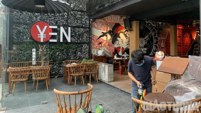 Sau 4 tháng đóng cửa, hiện nay nhà hàng trên đường Lê Quý Đôn (quận 3) đang rục rịch dọn dẹp vệ sinh