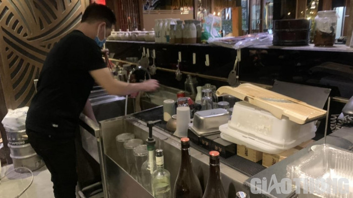 Nhân viên cẩn thận lau dọn, rửa vệ sinh khu pha chế. Nghỉ dịch thời gian dài, bụi bẩn bám đầy cốc tách, chén dĩa.