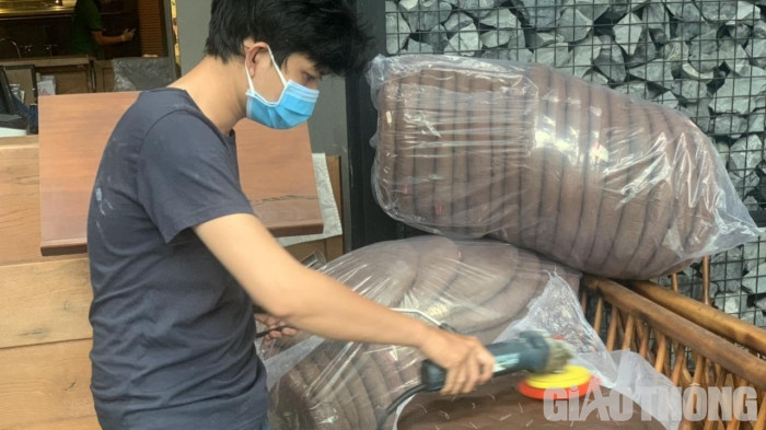 Dịch vụ giặt đệm tại chỗ luôn đông kín khách đặt do nhiều nhà hàng chuẩn bị sẵn sàng cho ngày mở cửa đón khách.