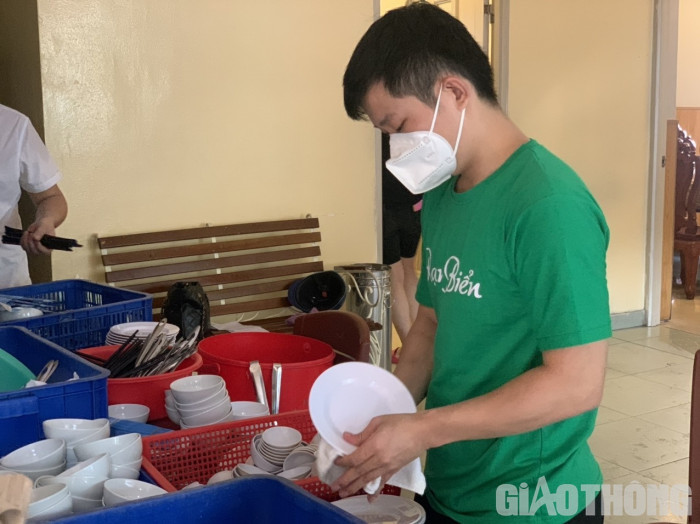 Nhân viên nhà hàng Rạn Biển đang lau sạch đồ dùng bát đĩa để chuẩn bị cho việc tuần tới mở cửa đón khách