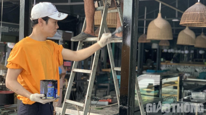 Một quán cà phê trên đường Phan Văn Trị, quận Gò Vấp, đang trang trí, sơn sửa lại quán 