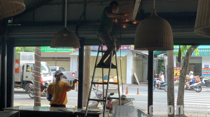 Nhiều chủ quán cà phê đã tận dụng thời gian nghỉ dịch để sửa chữa, nâng cấp cơ sở hạ tầng, chờ ngày đón khách trở lại