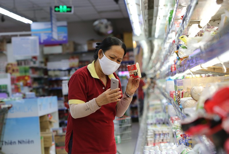 Siêu thị, cửa hàng tiện lợi... muốn hoạt động lại phải đáp ứng các tiêu chí về an toàn phòng chống dịch COVID-19. Ảnh: Trường Giang