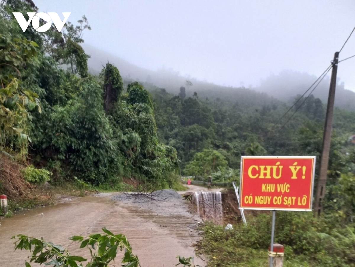 Biển cảnh báo người dân không qua lại khu vực sạt lở. Ảnh: VOV News.