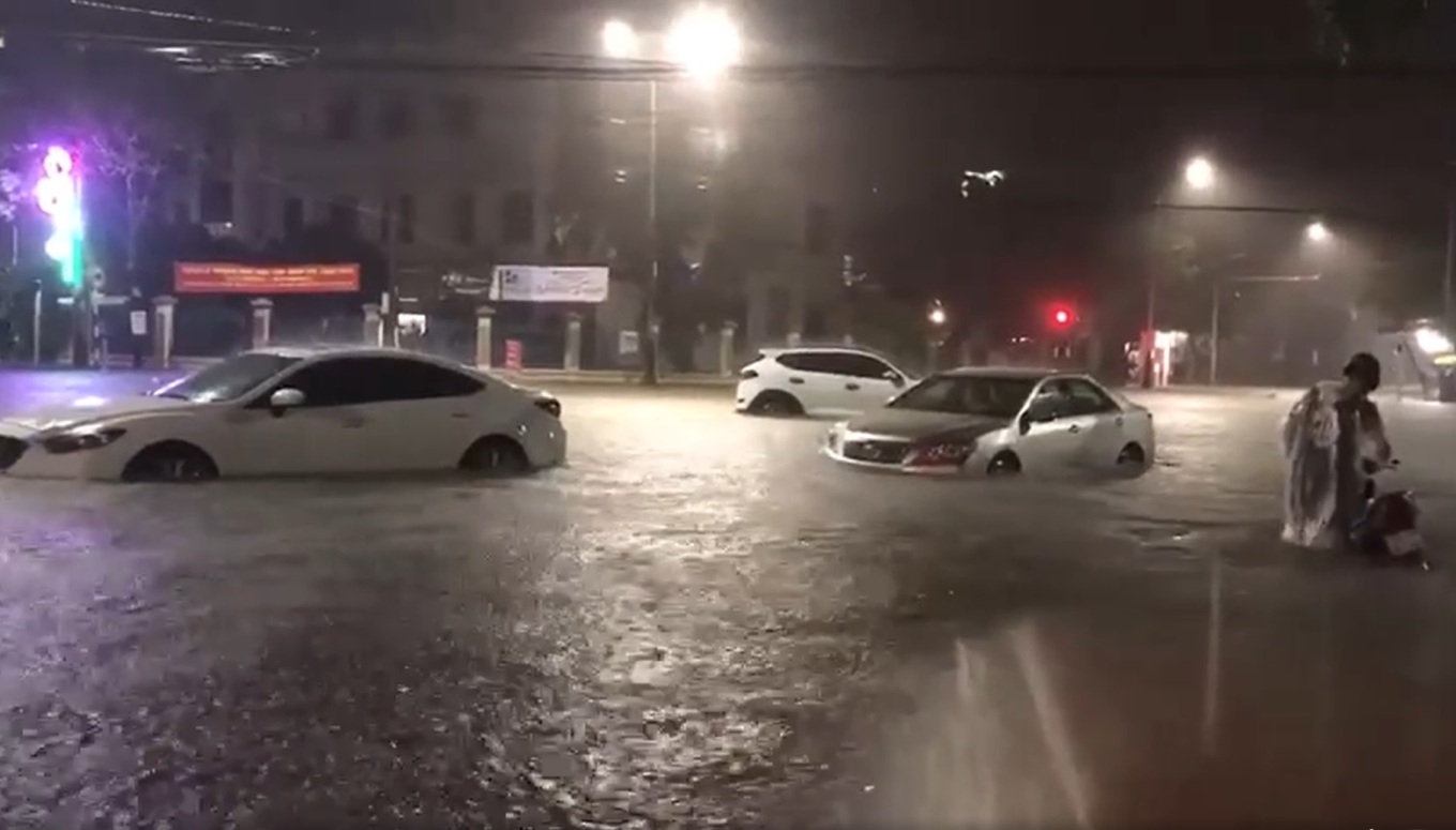 Ô tô chết máy trên đường Nguyễn Tự Tân - Phan Bội Châu, TP. Quảng Ngãi, tối ngày 23/10. Ảnh: VnExpress.