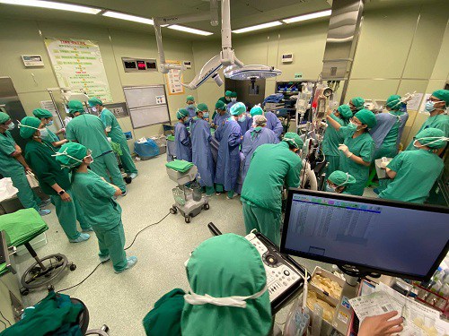 Sản phụ 31 tuần nhập viện, 30 y bác sĩ chen nhau vào phòng sinh đỡ đẻ - 2